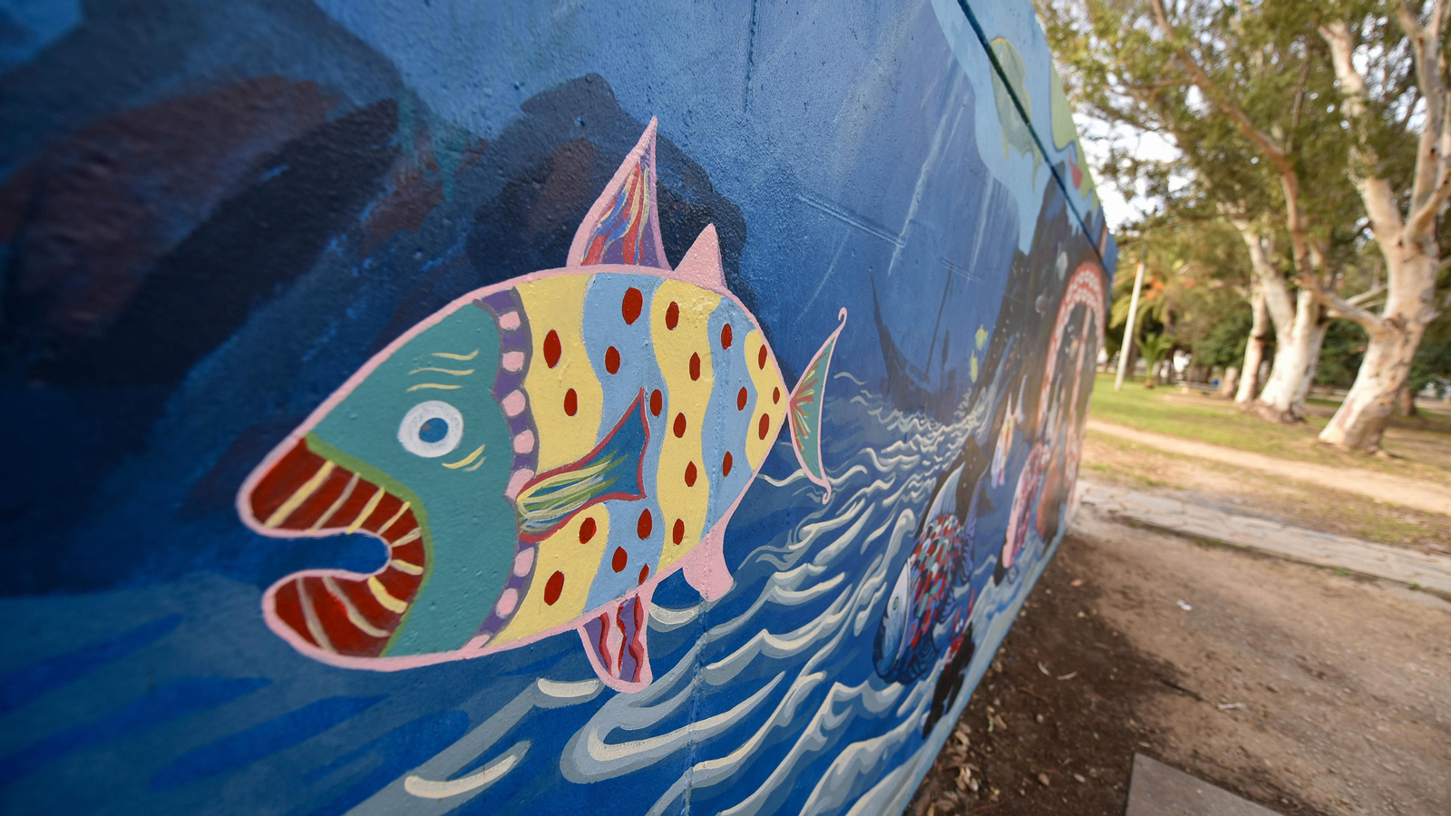 El mural de Jorge Caballero en el Parque Princesa Sofía de La Línea, en imágenes