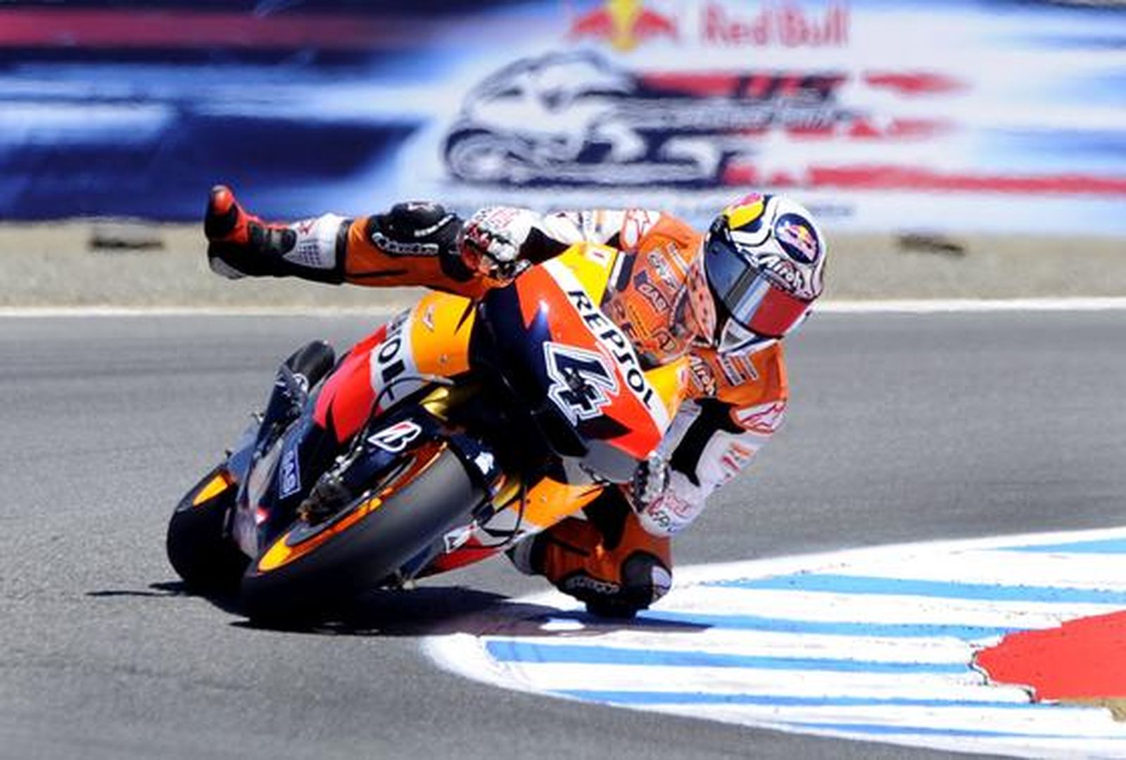 Stoner doblega a Lorenzo y aumenta su ventaja en el mundial

Foto: EFE