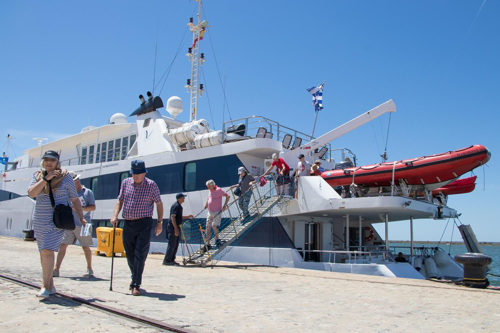 Imagen del megayate atracado en el Muelle de Levante del Puerto de Huelva.
