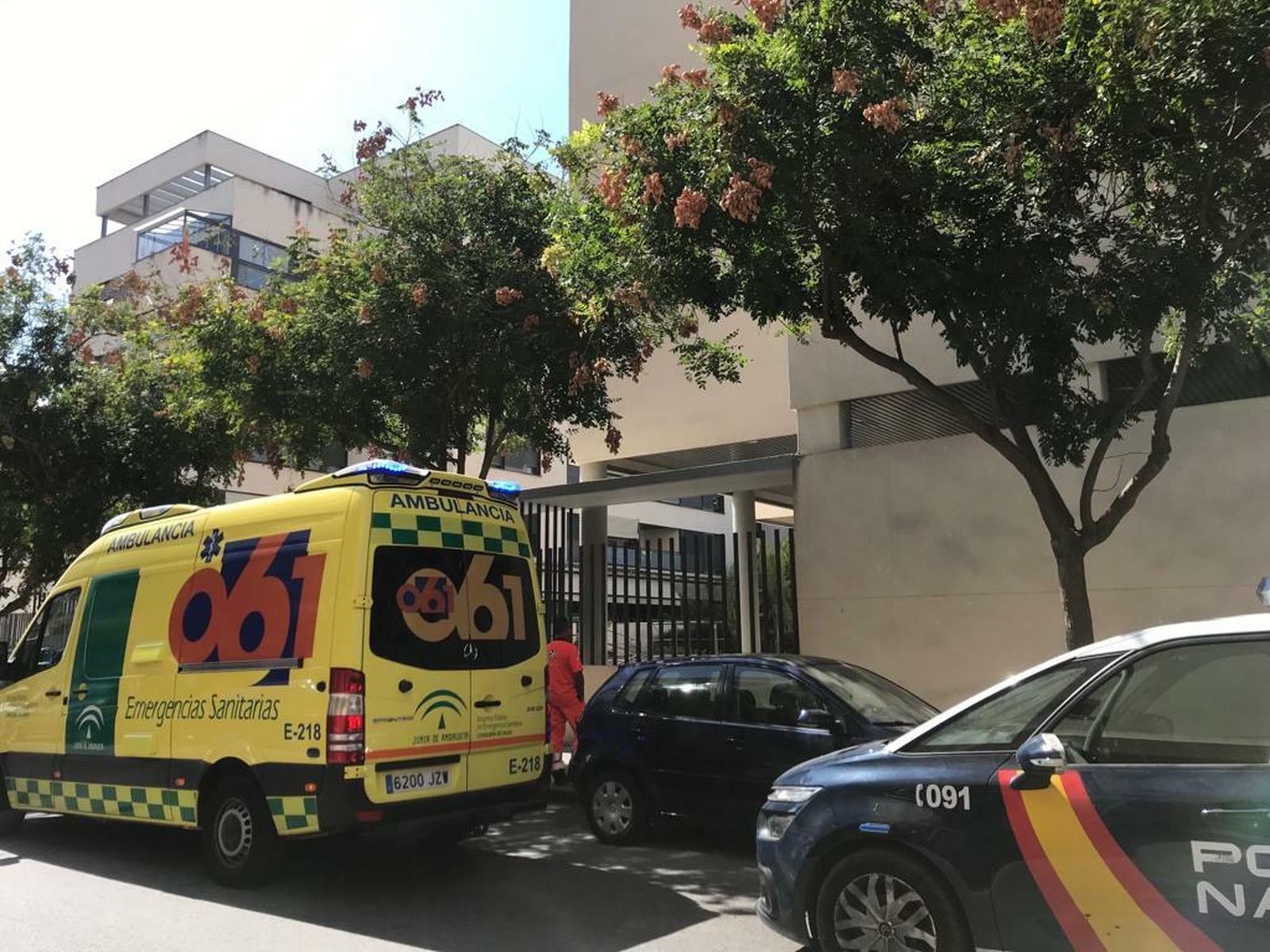 Una imagen del 061 que se encuentra junto al edificio.