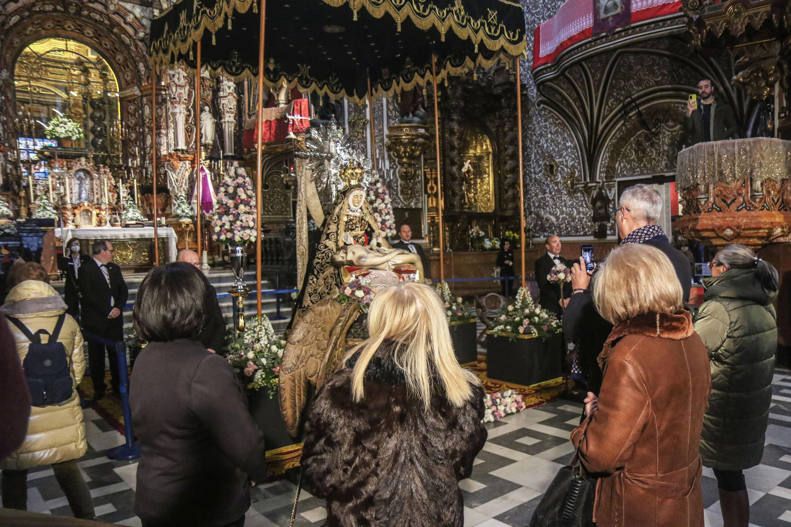 La Virgen de las Angustias, patrona de Granada, repuesta al culto tras su restauración