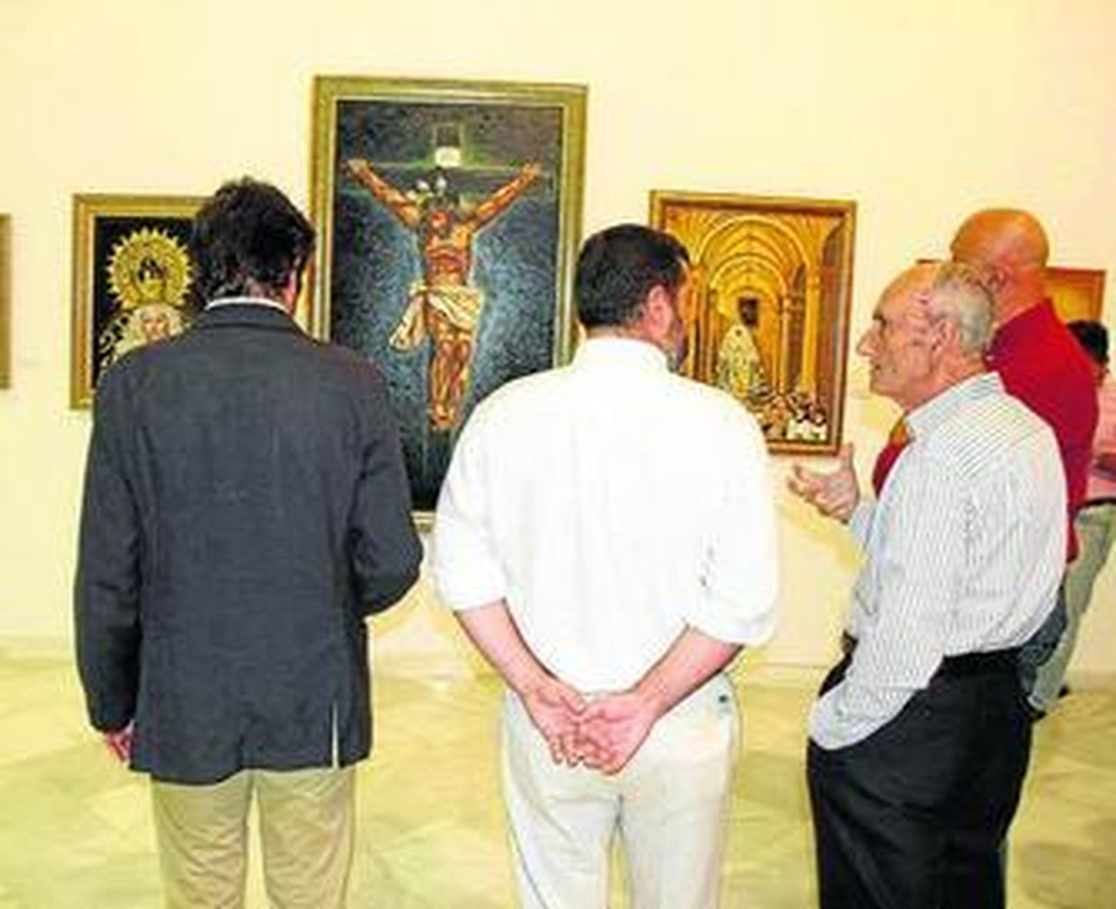 El pintor José Zamorano, en la apertura de la muestra, junto al alcalde.