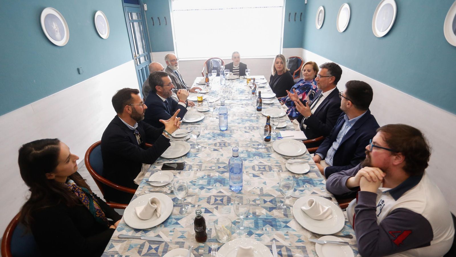 Los tertulianos, a la mesa en Alevante.