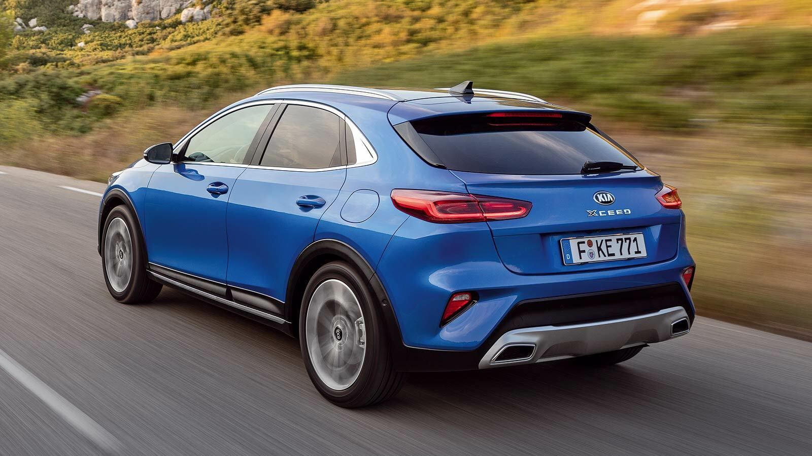 El techo tiene una línea caída al estilo de un coupé.