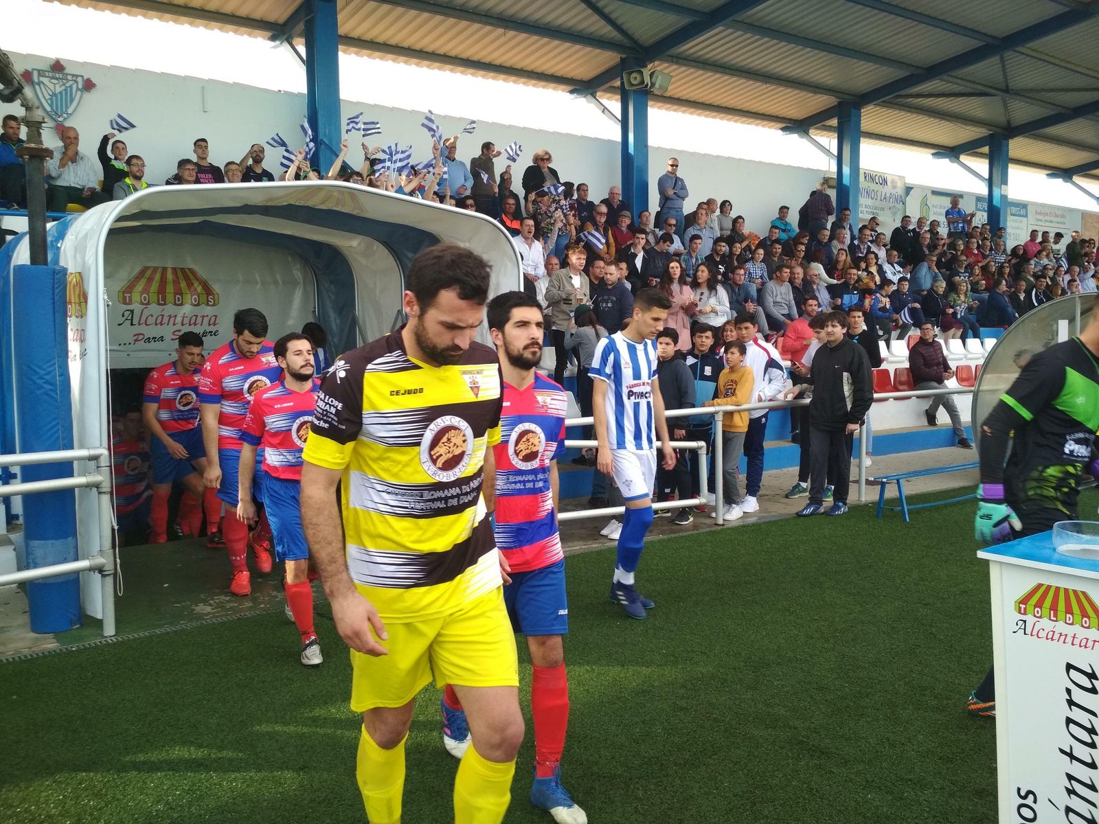 Los jugadores de Aroche y Bollullos salen por la bocana de vestuarios.