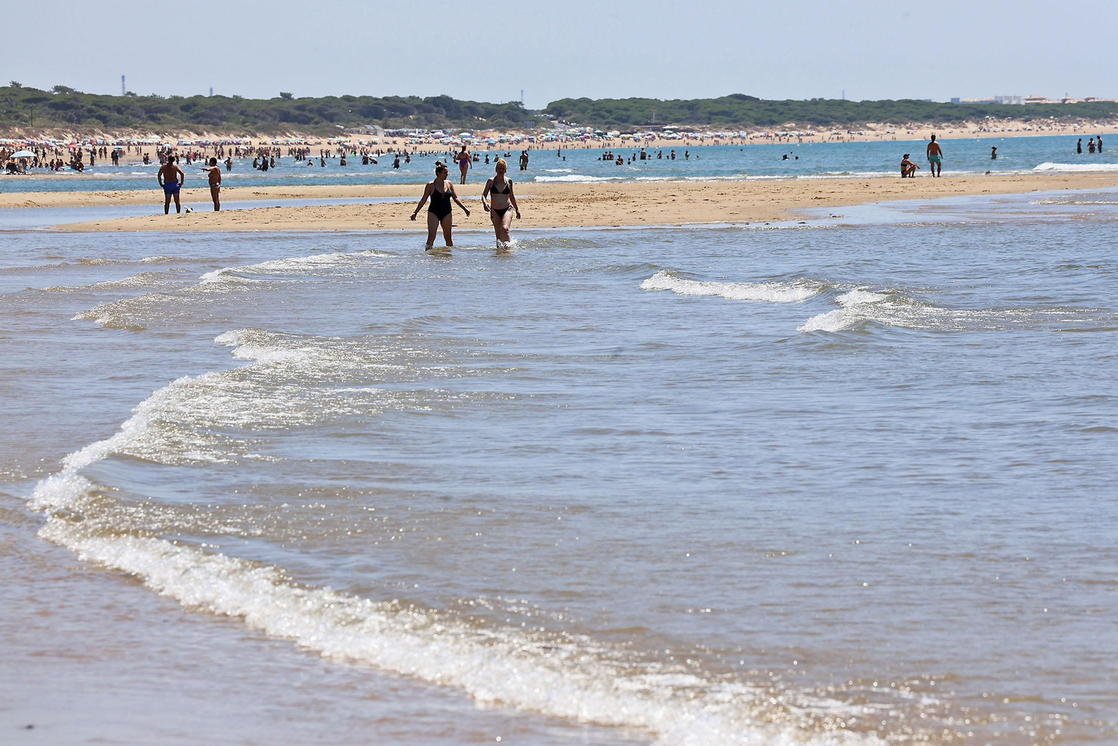 Ambiente en las playas de Huelva en la mañana de domingo