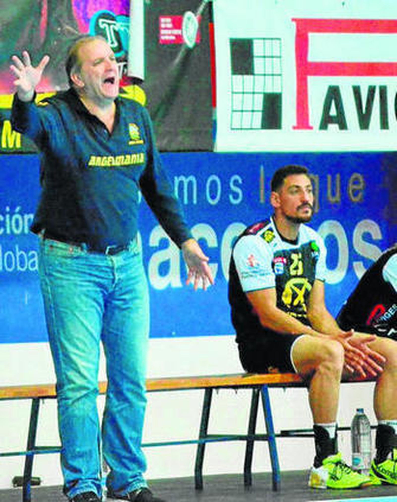 Javier Cabanas, en el banquillo del Ximénez junto a Alexis.