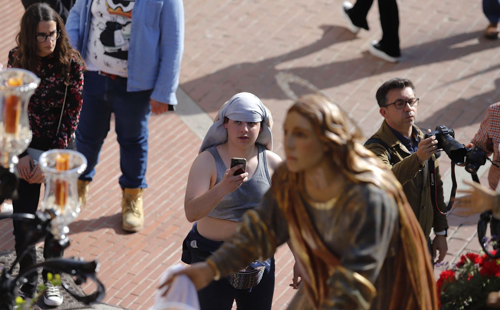 La Hermandad del Descendimiento en su recorrido por las calles de Huelva el Viernes Santo