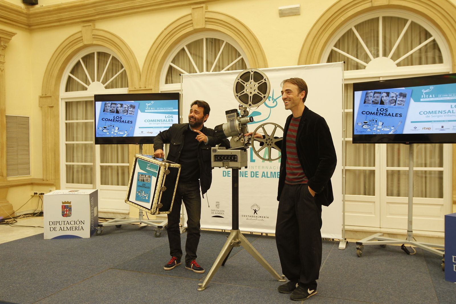 El director Sergio Villanueva y el actor Quique Fernández.
