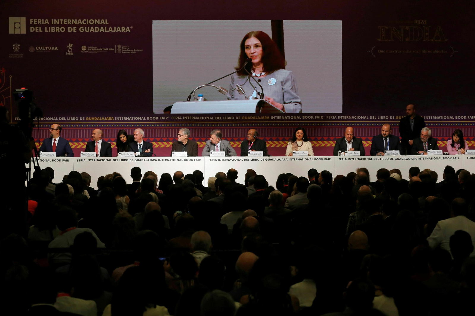 La mesa de autoridades durante el acto de inauguración de la FIL. La mesa de autoridades durante el acto de inauguración de la FIL.