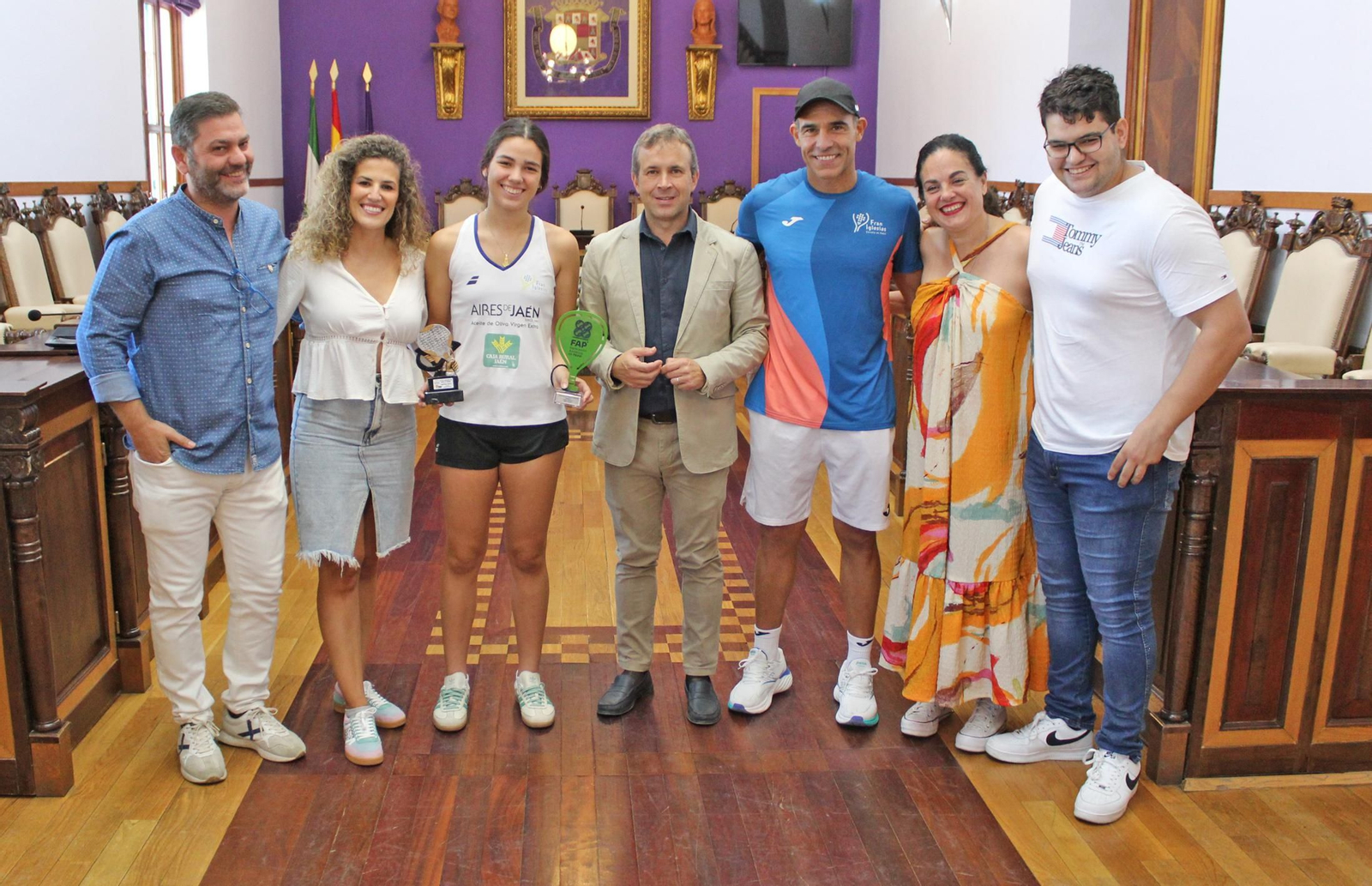 Foto de familia en la recepción de Susana Martín en el salón de plenos del Ayuntamiento de Jaén.