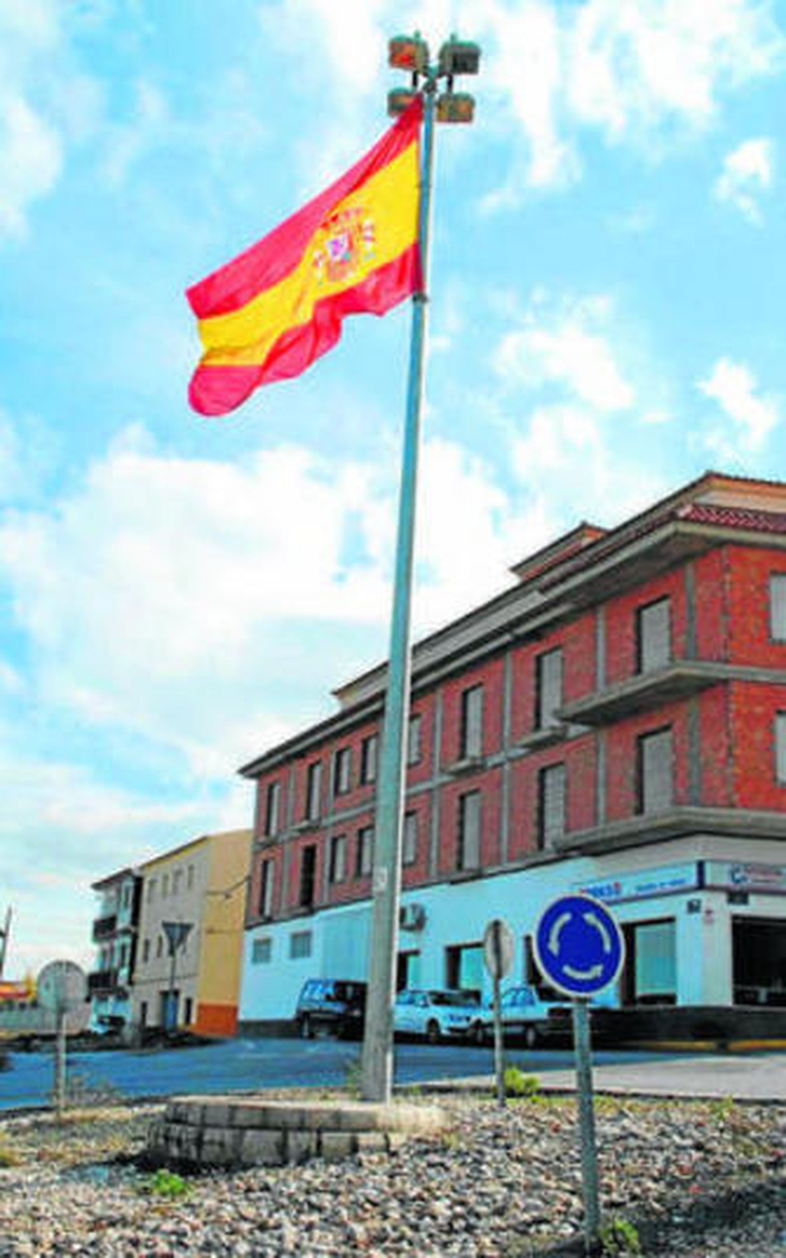 La bandera de Tíjola está sobre una farola en la entrada del pueblo.