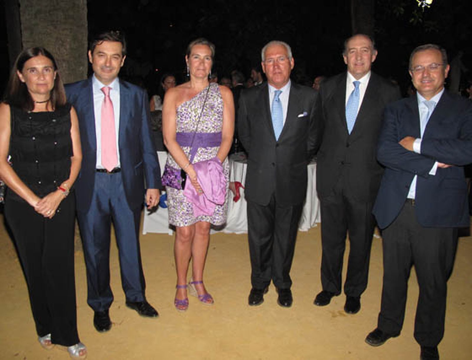 Los profesores Auxiliadora Ariza, Pablo Pérez y María del Mar Sánchez, con Eustasio Cobreros, presidente de la Fundación San Telmo, Antonio García de Castro, director del Instituto y Manuel Fernández de Jódar, director del PIDE.


Foto: Victoria Ramírez