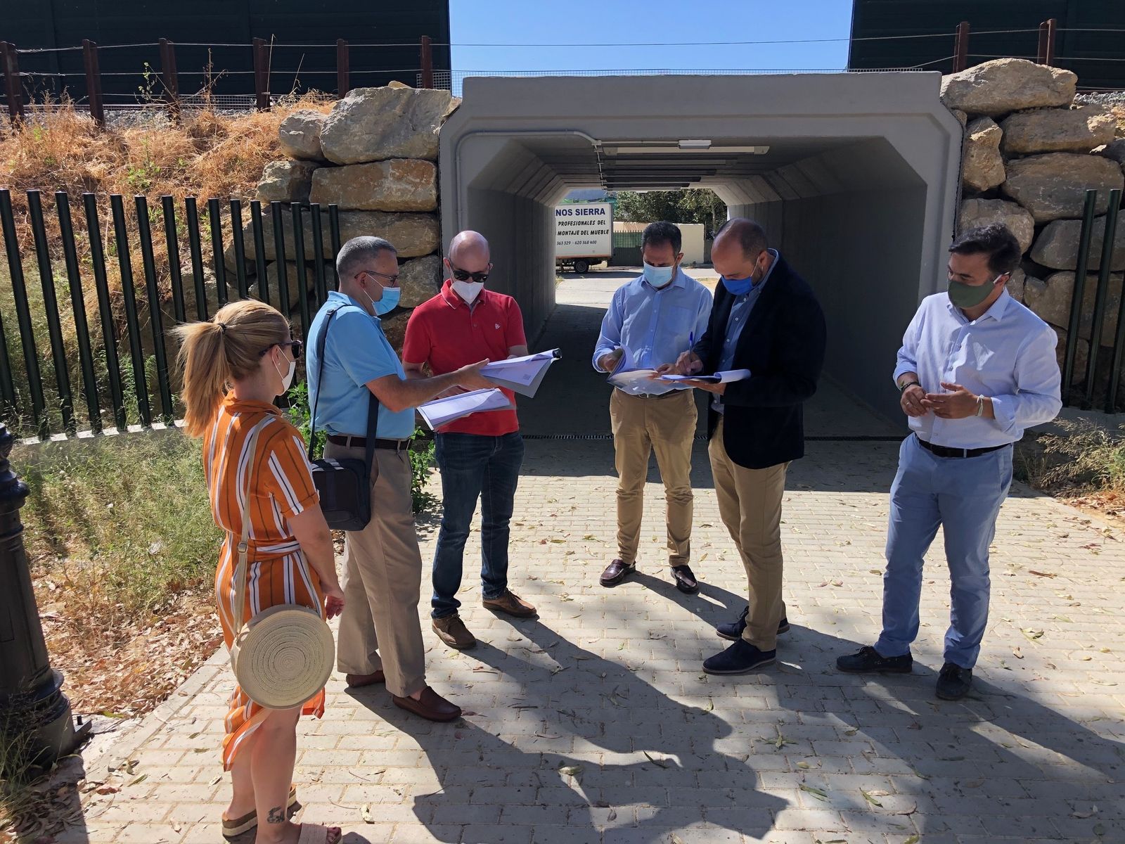 Los representantes municipales y de Adif junto al paso inferior, este jueves.