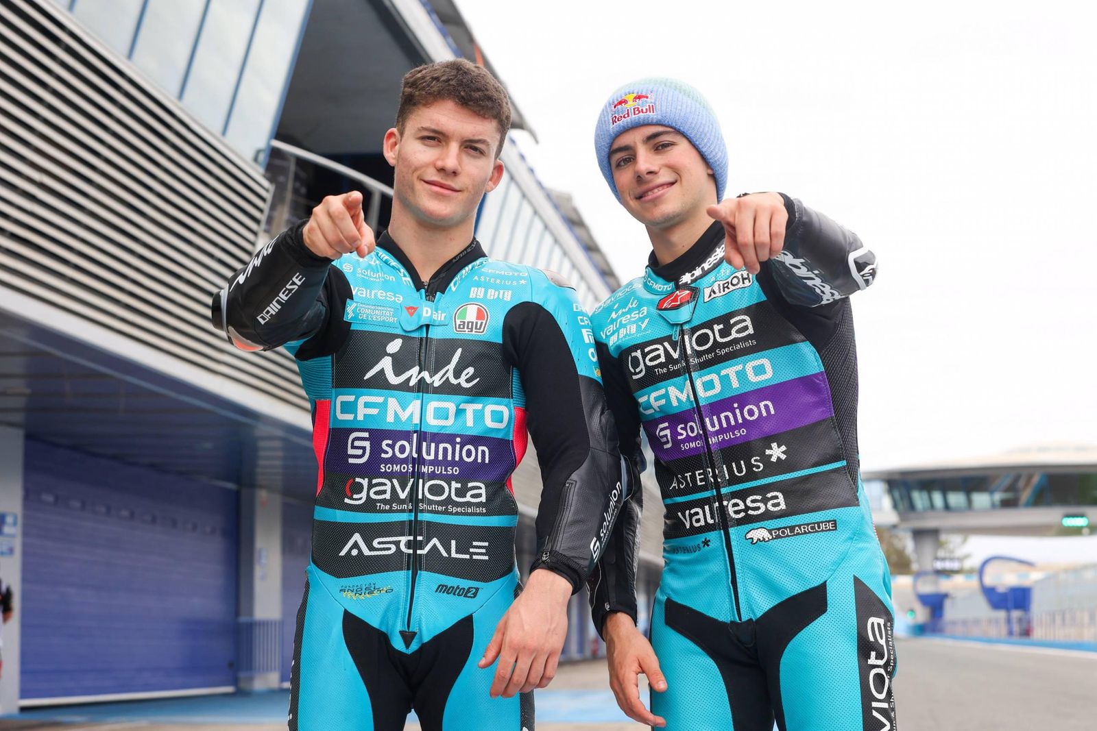 David Alonso, con gorro, y su compañero Dani Holgado posan sonrientes en Jerez.