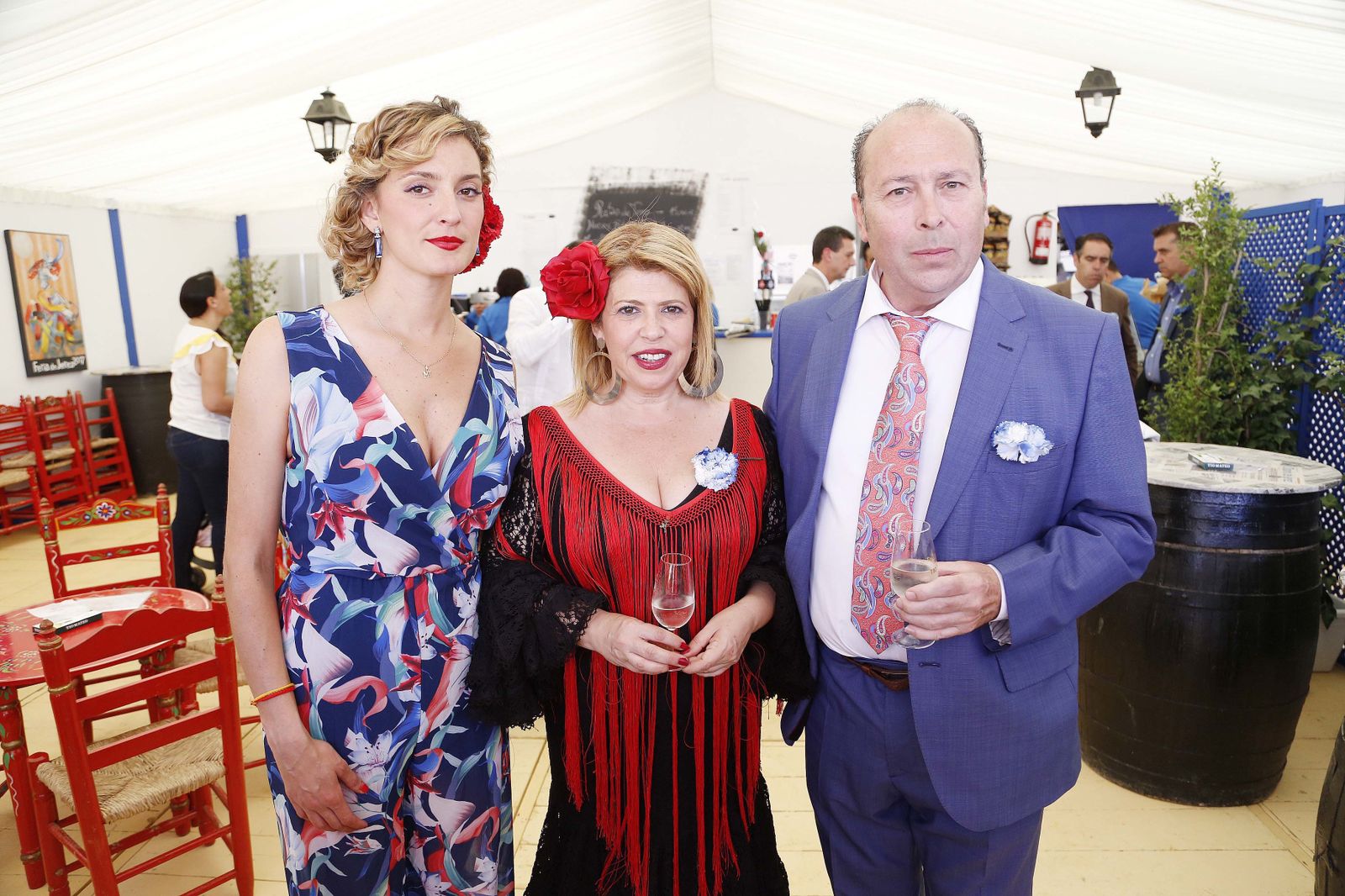 La alcaldesa Mamen Sánchez, con Teresa Macías y Benjamín Sánchez Quirós, del departamento comercial de Diario de Jerez, ayer en la caseta.