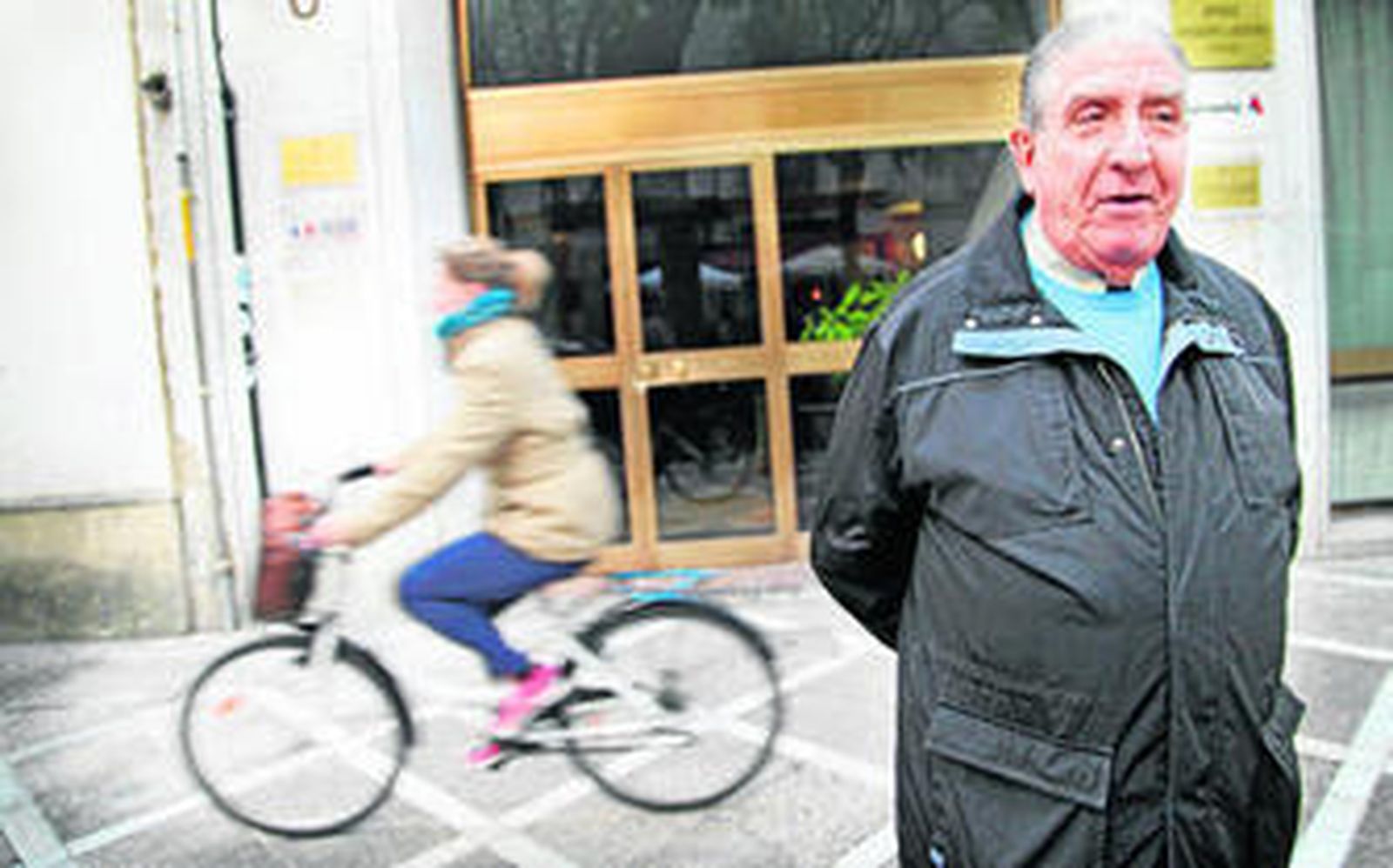 Manuel Rubiales posa, el pasado miércoles, ante el edificio que albergaba el 'banquito', en los números 6 y 8 de calle Porvera.