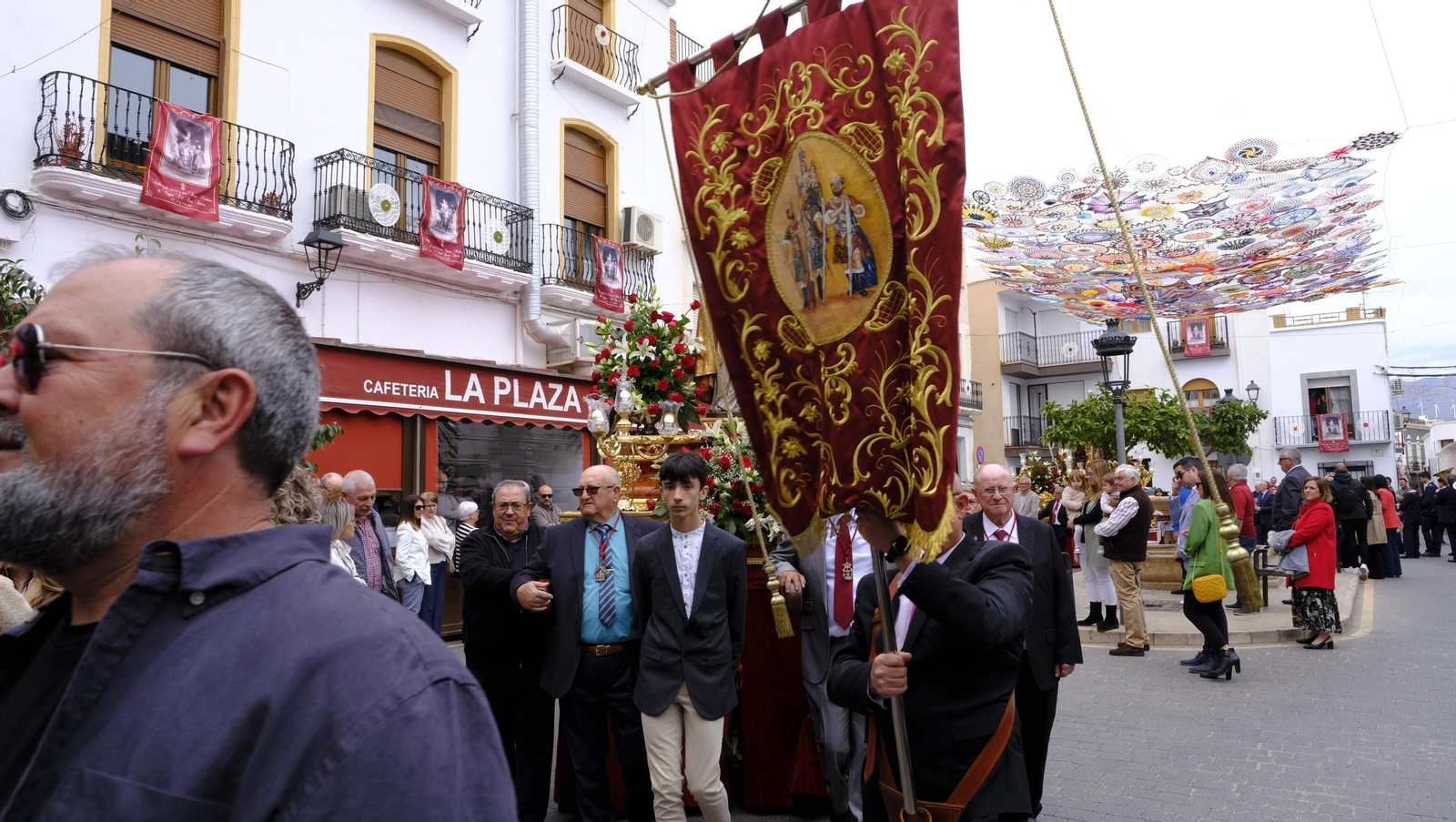 Imágenes de la procesión y paella solidaria en las Fiestas de Abla