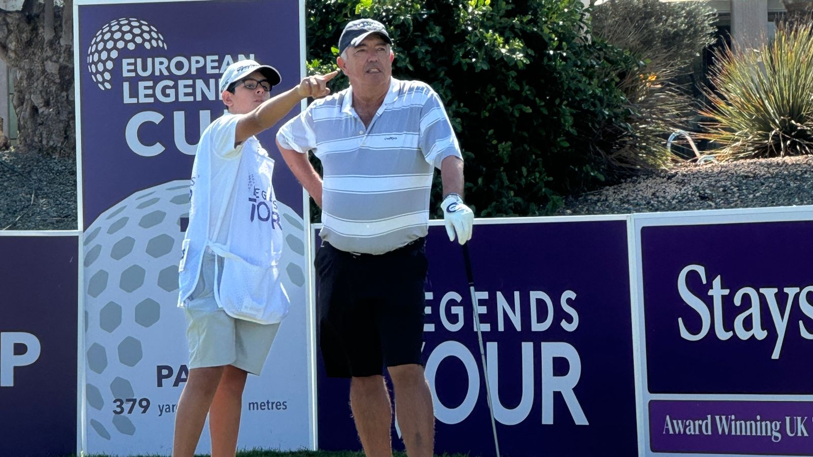 José Manuel Carriles escucha atentamente a Manolo.