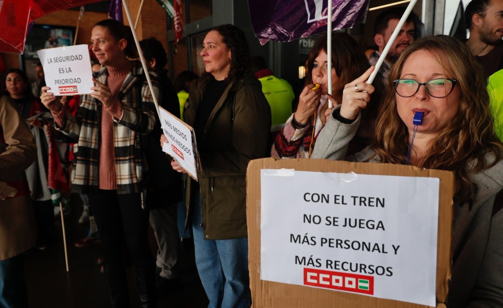 Huelga y protesta de los sindicatos ferroviarios en la estación de Santa Justa