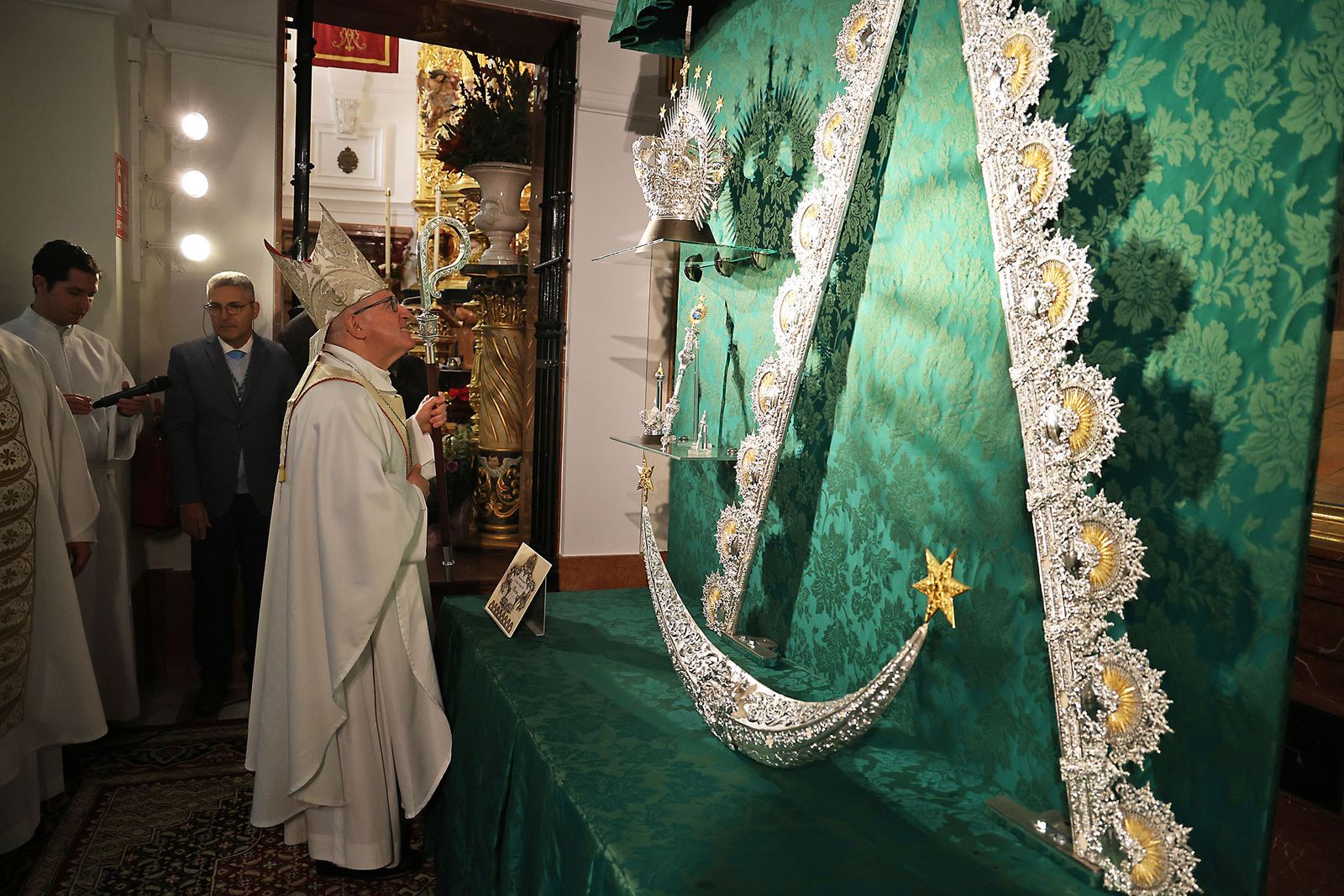 Sabatina y Bendición de nuevos atributos para la Virgen del Rocío