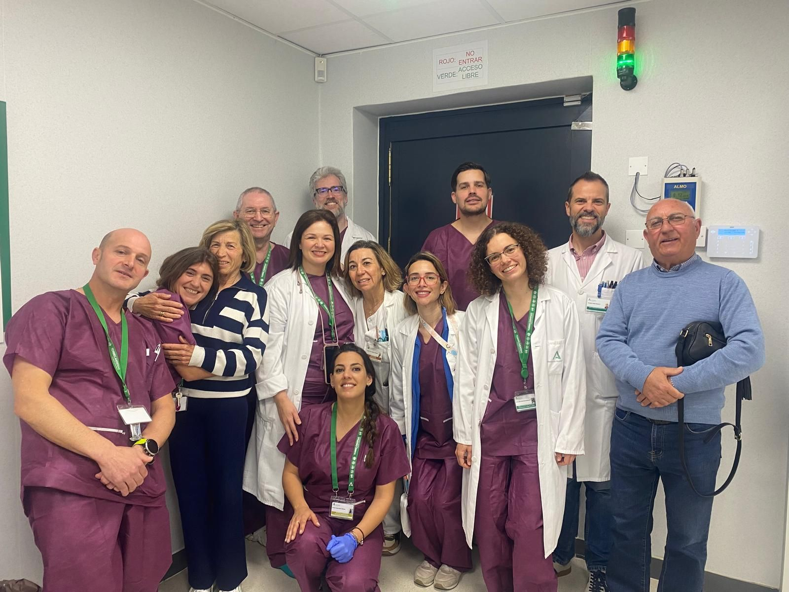 En la imagen está la primera pacinete que se sometió al tratamiento de Branquiterapia en el Hospital Universitario Torrecárdenas junto al equipo de profesionales sanitarios que han intervenido en adoptar la decisión sobre su tratamiento En la imagen está la primera pacinete que se sometió al tratamiento de Branquiterapia en el Hospital Universitario Torrecárdenas junto al equipo de profesionales sanitarios que han intervenido en adoptar la decisión sobre su tratamiento