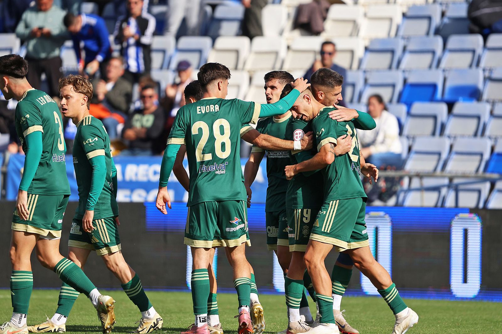 Los jugadores del Recre celebran uno de los goles de Mario da Costa.