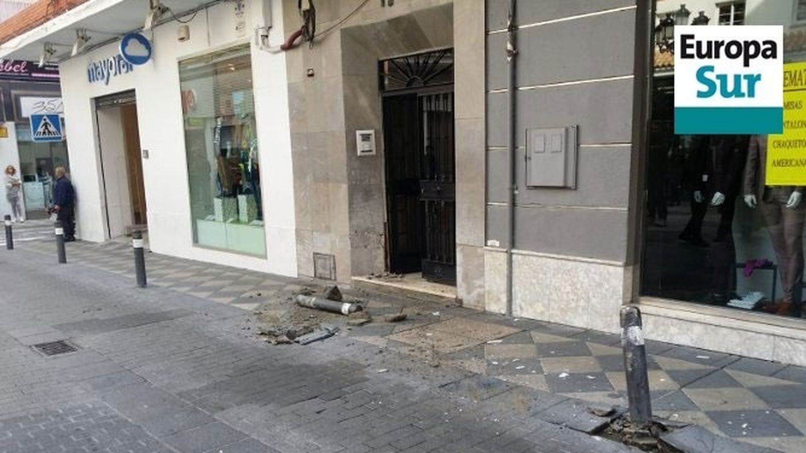 Estado en el que quedó el portal tras el impacto.