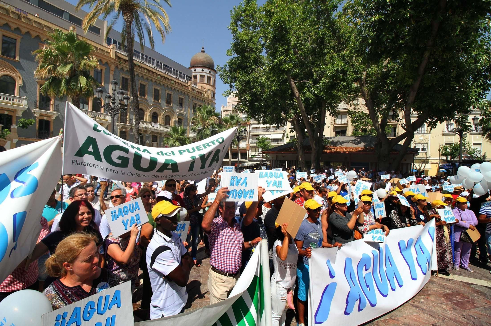 Imágenes de la manifestación para pedir agua y tierra para los regadíos del Condado.