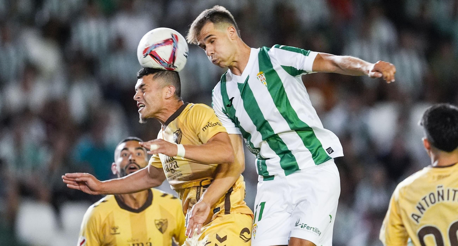 Ander Yoldi intenta cabecear el balón en pugna con Einar Galilea durante el Córdoba CF - Málaga CF. Ander Yoldi intenta cabecear el balón en pugna con Einar Galilea durante el Córdoba CF - Málaga CF.