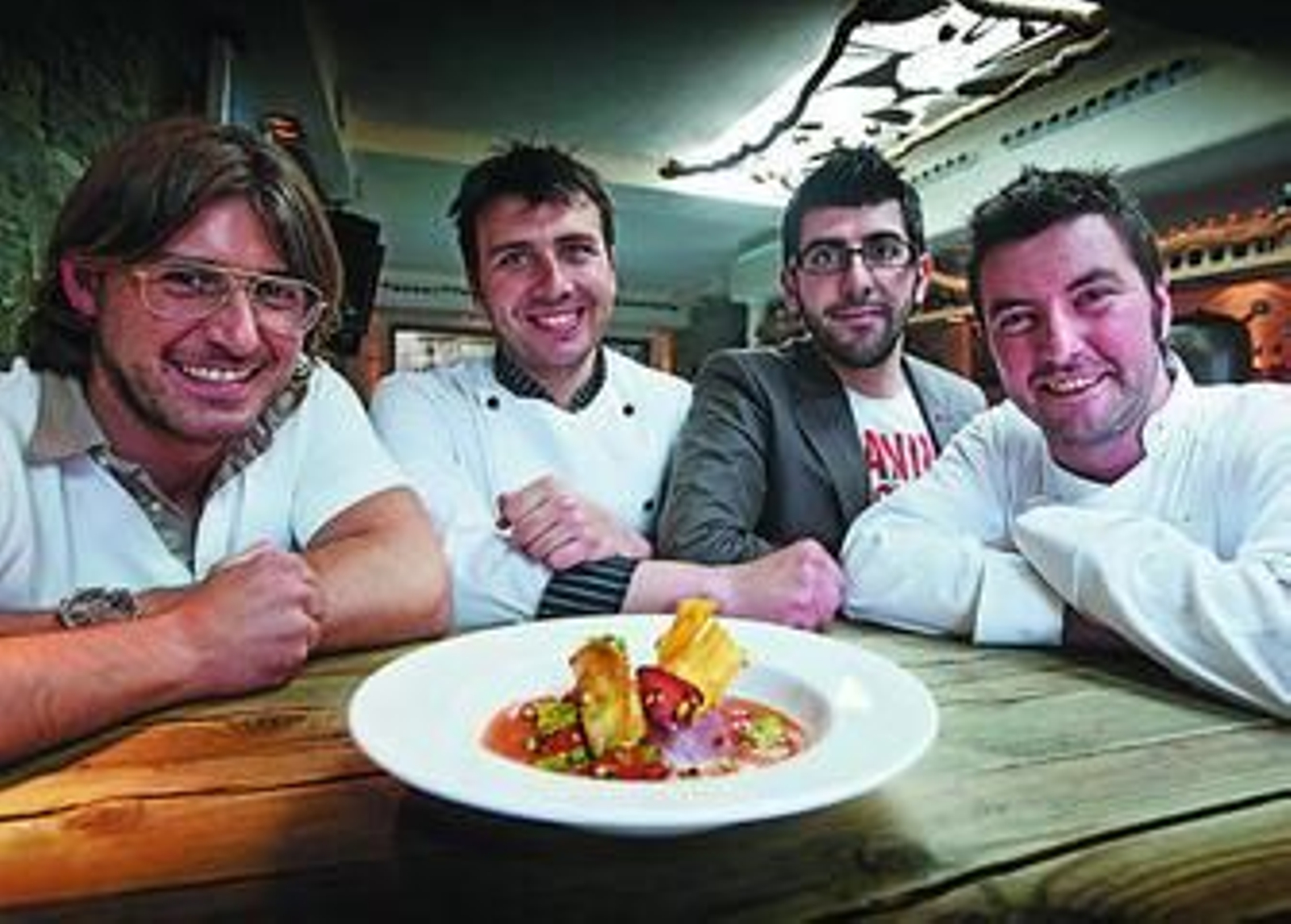 Raúl Cueto, José Luis Quintero, Toni Fernández y Carl Borg posan ante una de sus creaciones en el Arsenio.