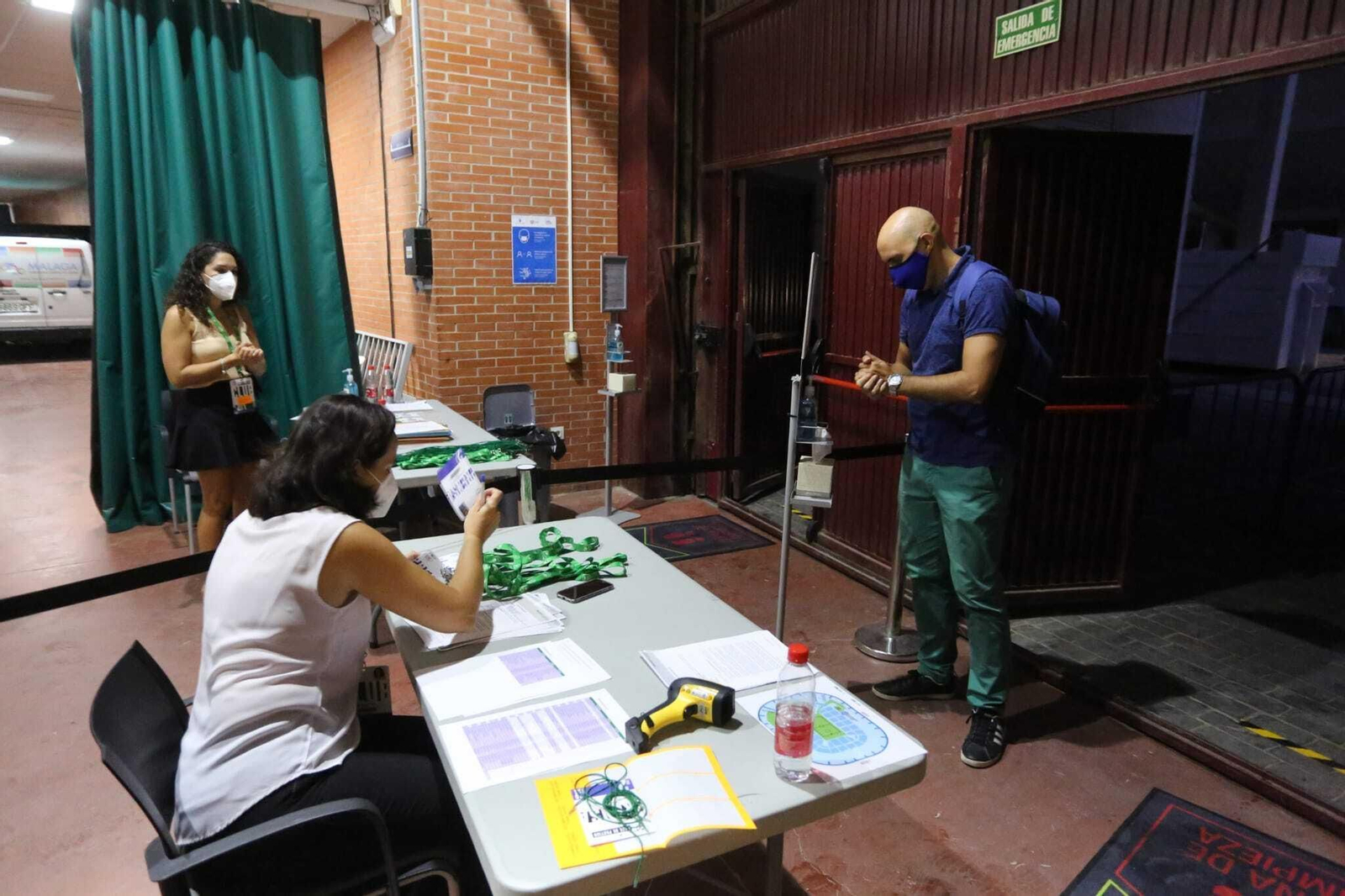 Así luce el Martín Carpena sin su afición en los prolegómenos de la visita del Barcelona