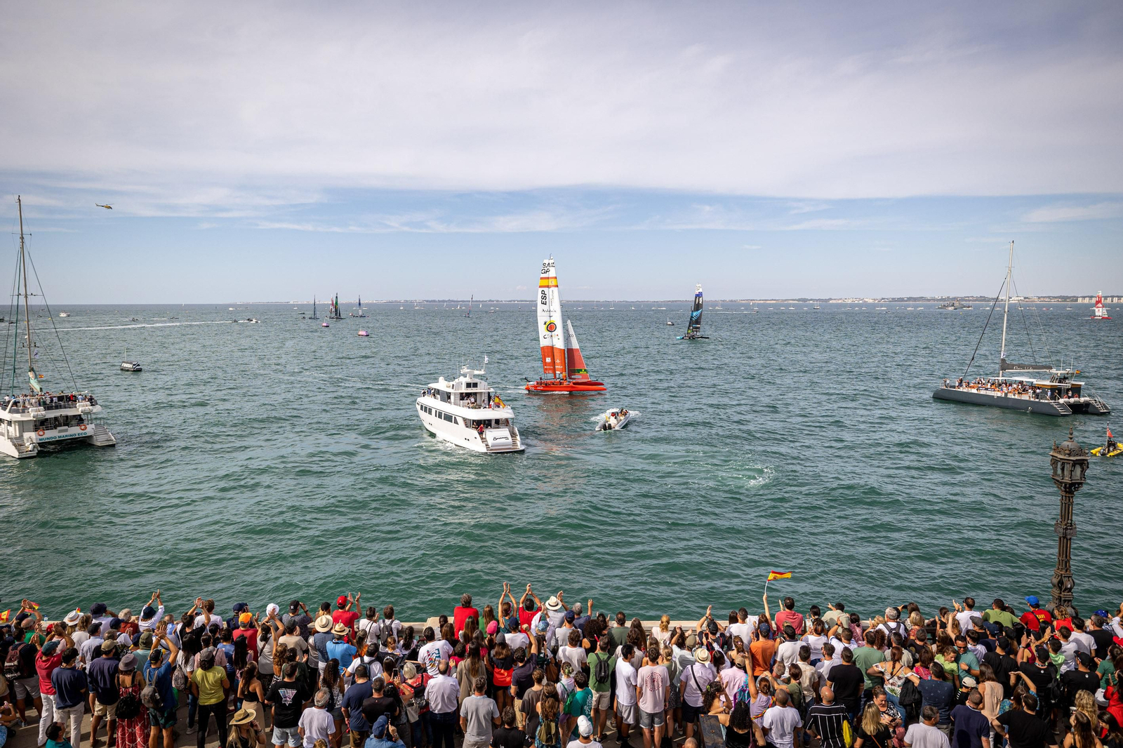 Búscate en SailGP Cádiz: La ciudad disfruta del ambiente del domingo con las actividades, las carreras y los bares