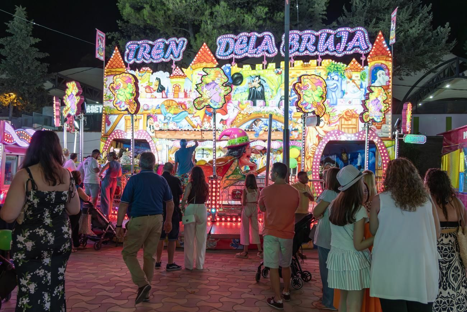 Pasacalles inaugural, fuegos artificiales e iluminación de la portada de feria y del recinto ferial de la Feria de San Bartolomé en Martos