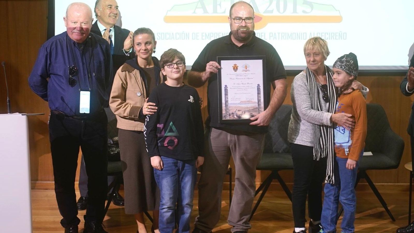 Asier Unciti-Broceta, junto a sus padres, Luis y Mari Carmen, su esposa Ana y sus hijos Julio y Darío, tras recibir el Premio Patrimonio de Algeciras 2025.