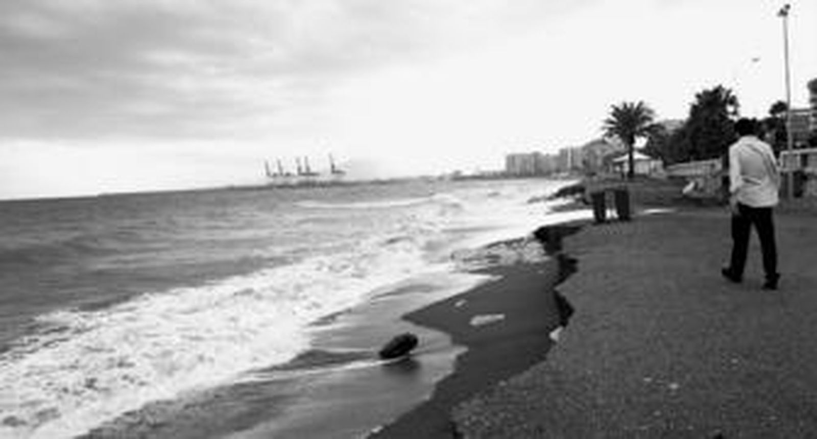 Imagen de la playa de La Caleta tomada el pasado domingo, tras el último temporal que azotó a la capital malagueña.
