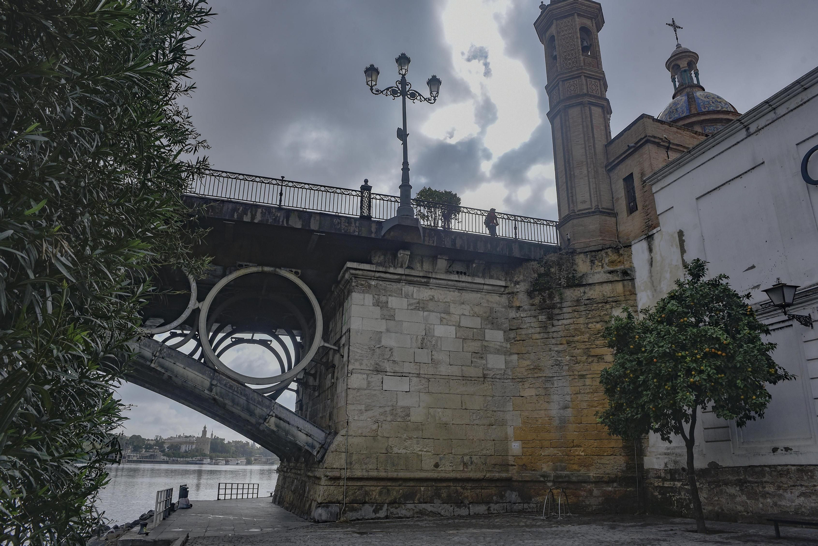 La conexión con la calle Betis no existe junto a la lámina del río.