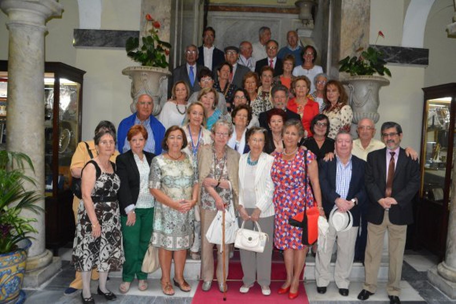 Loli Campe, Sole Rosa, las profesoras Pilar Laviña y Carmen García Surrallés, Dolores Sánchez-Gey, Francisco García Torrejón, Paco Carmona, Ana González Cerrato, José Antonio Corbacho, Juan Vinuesa, Carmen Virella, Sacramento Arjona, María Viquez, Rafael Caro, Carmen Higuero, Paula Valero, Pepe Vega, Mamen de la Corte, Elías Rodríguez, María Ángeles Madueño, Carlota Fernández, José Antonio Cansino, Maribel Martínez, Pepe Gallego, Pilar González, Juan Gago, Pilar Ruiz, Francisco Ruiz Pineda, Manuel Peña, Isabel Cabrera, Isabel Gutiérrez, Loli Cabrera, Teresa Súnico, María Jesús Rodríguez y Ascensión Delgado.  Foto: Ignacio Casas de Ciria