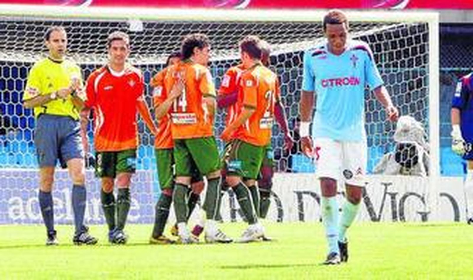 Los jugadores del Betis celebran el empate ante un cabizbajo Vasco.