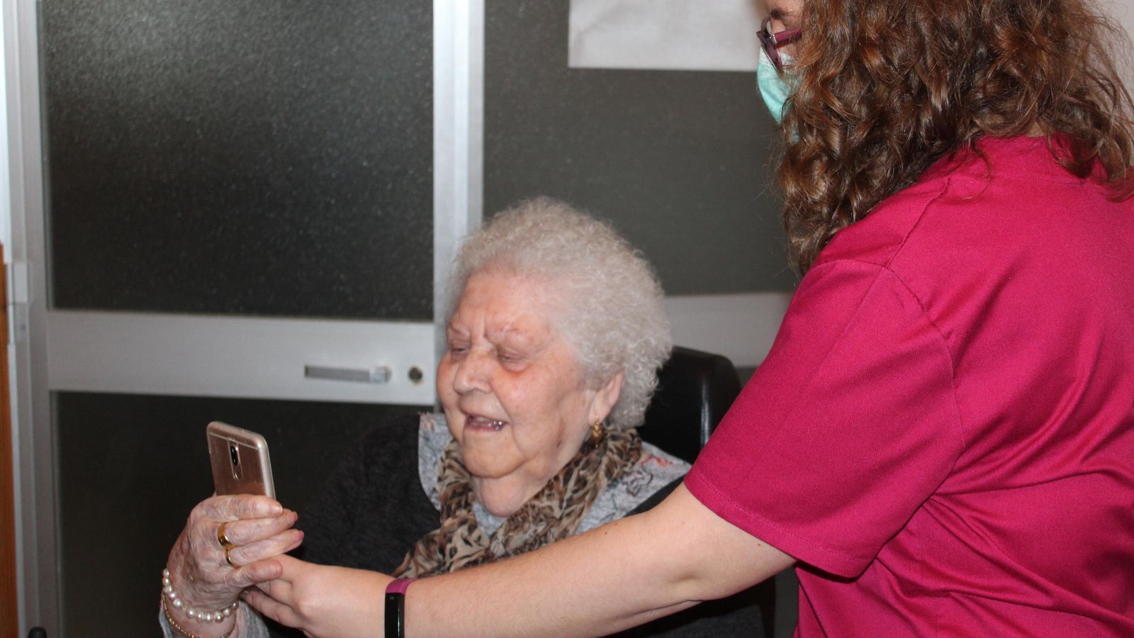 Una de las residentes en el centro habla con su familia a través de videollamada.