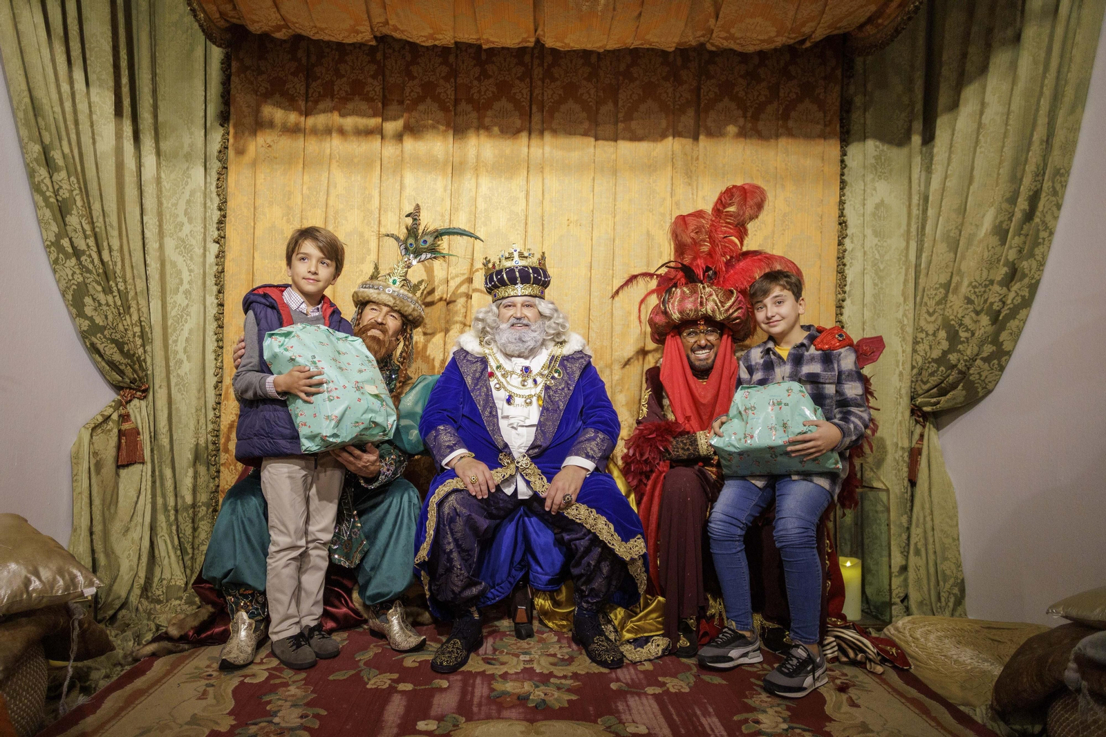 Imágenes de los Reyes Magos recorriendo Cádiz el 5 de enero: visitas al hospital, la residencia Fragela, la Fundación Casjasol y la Guardia Civil