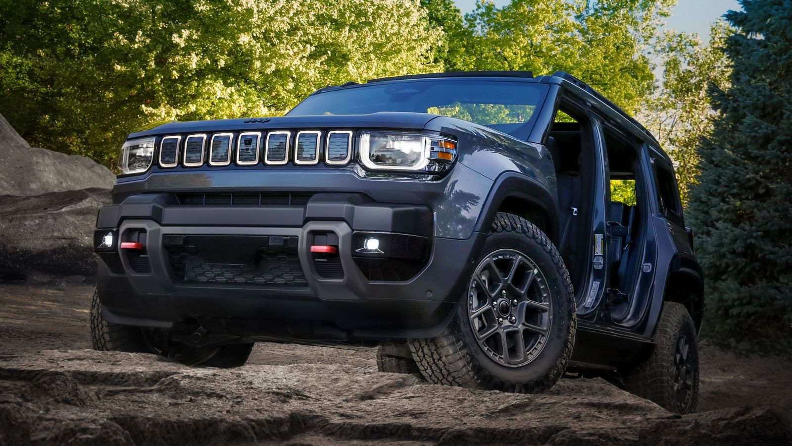 El Recon supondrá la jubilación europea del Wrangler, aunque podría no ser definitiva... El tiempo lo dirá. El nuevo modelo es un SUV D con doble motor de 400 CV (294 kW) y unos 400 km con una carga de batería.