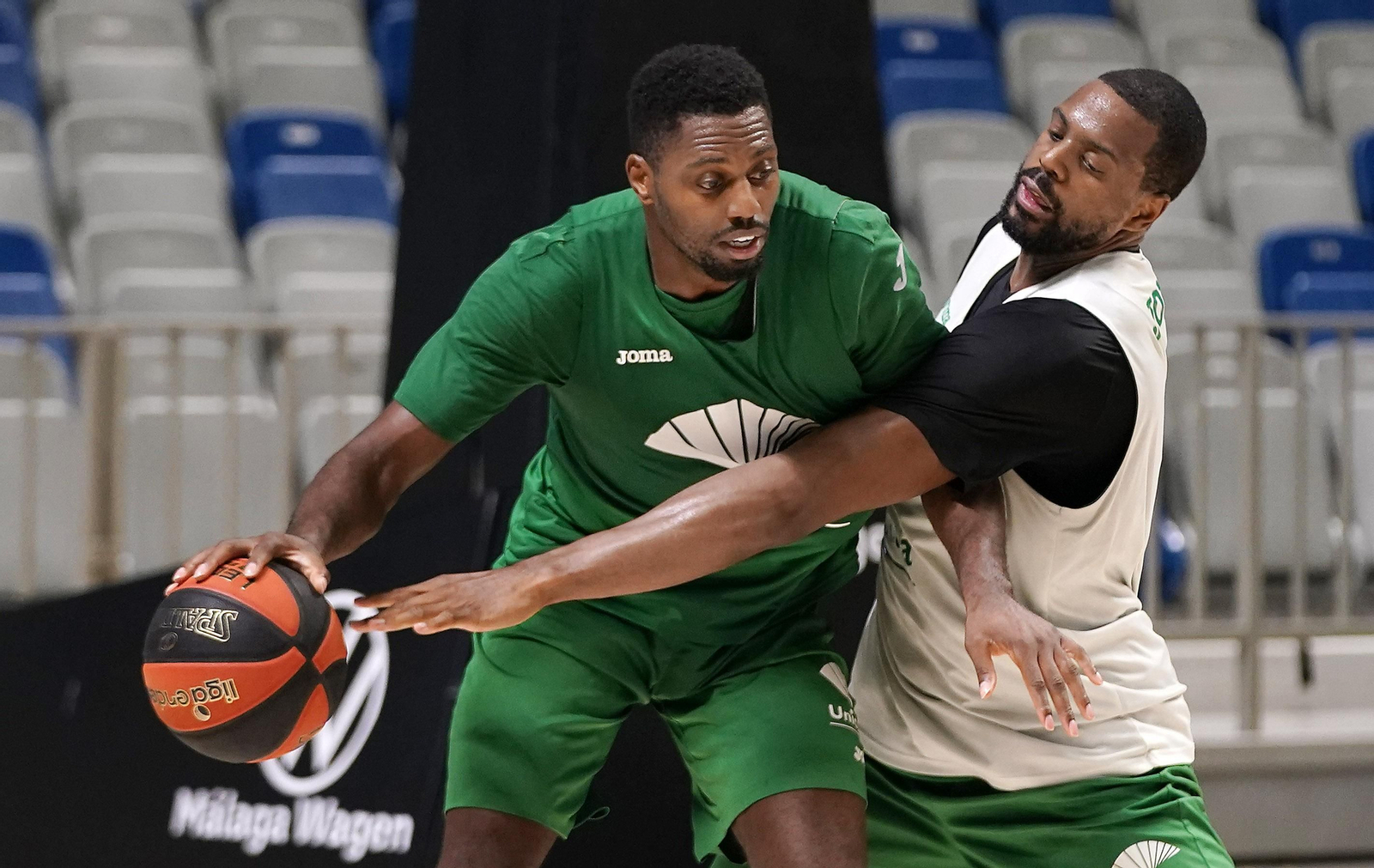 Melvin Ejim y Will Thomas pelean un entrenamiento.