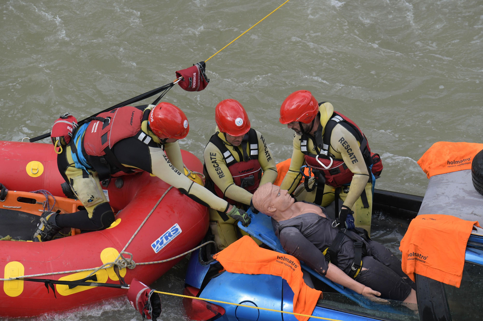 Fotos: Las mejores imágenes del simulacro de rescate de un coche accidentado en el río Genil de Granada