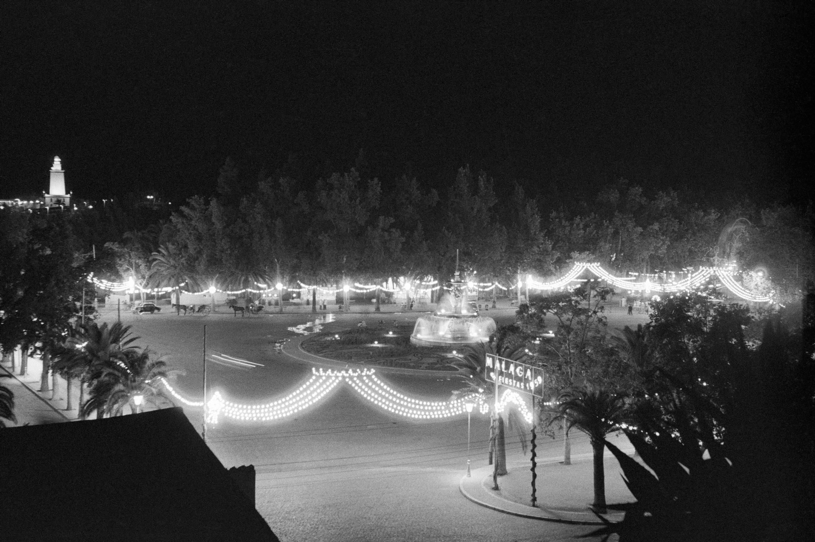 La ciudad de Málaga engalanada en la noche en la Feria del año 1959