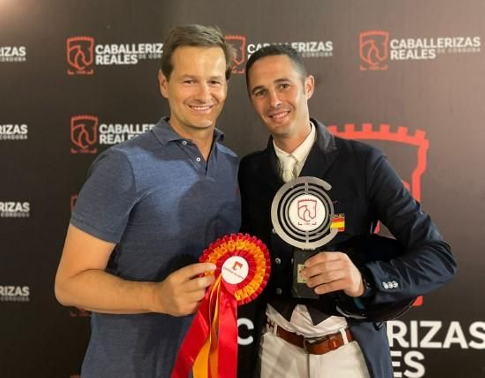 El jinete cordobés Juan de Dios Ramírez recibe el Gran Premio.