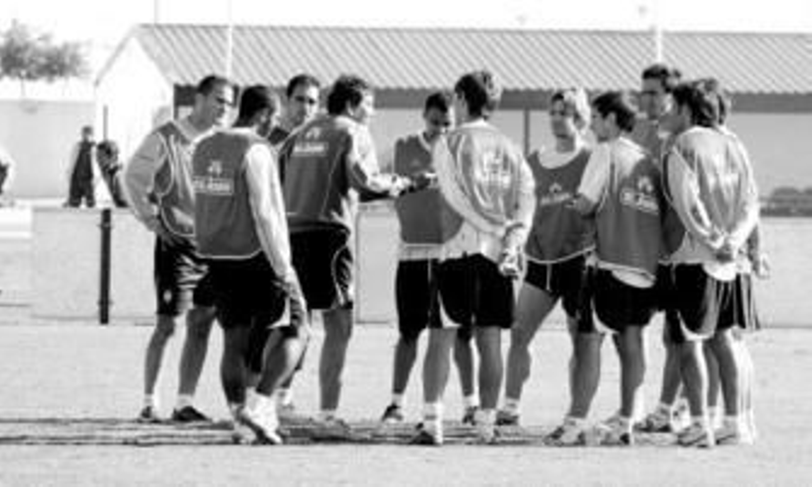 1. El técnico Manolo Zambrano alecciona a sus jugadores de cara al partido de mañana contra el Real Madrid.      2. Martín Cáceres (derecha), junto a Francis Robles, será observado muy de cerca por los madridistas, quienes barajan su fichaje para la próxima temporada. 3. Los veteranos del Recreativo se medirán a los de San Juan del Puerto y Galdácano en el primer torneo organizado por la peña El Titán.
