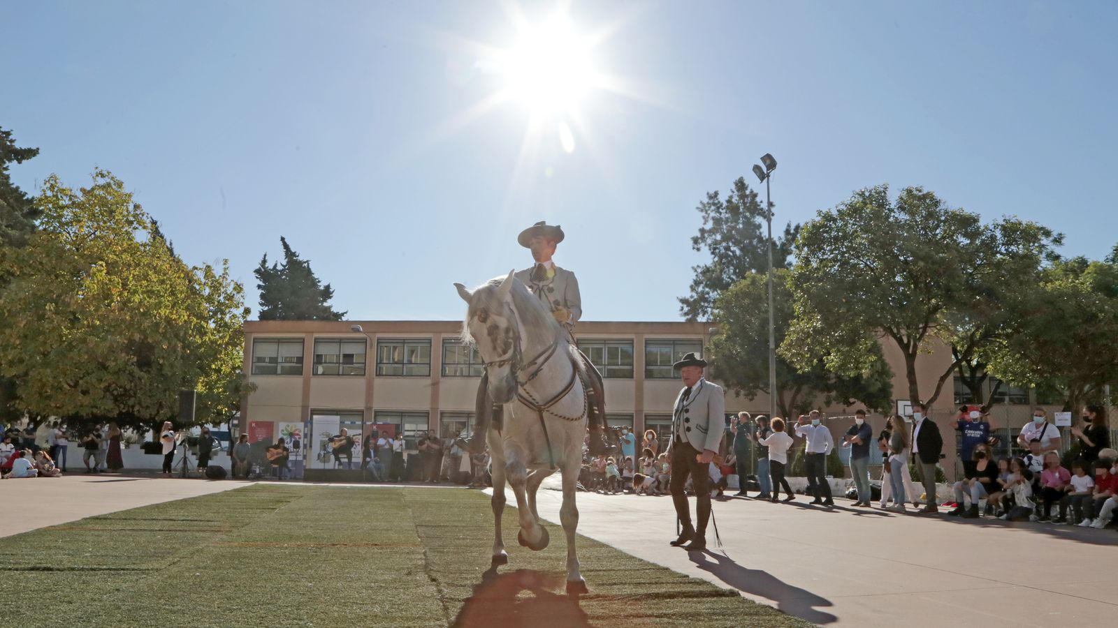Imágenes del expectáculo de la Real Escuela y Paco Cepero en el colegio Luis Vives