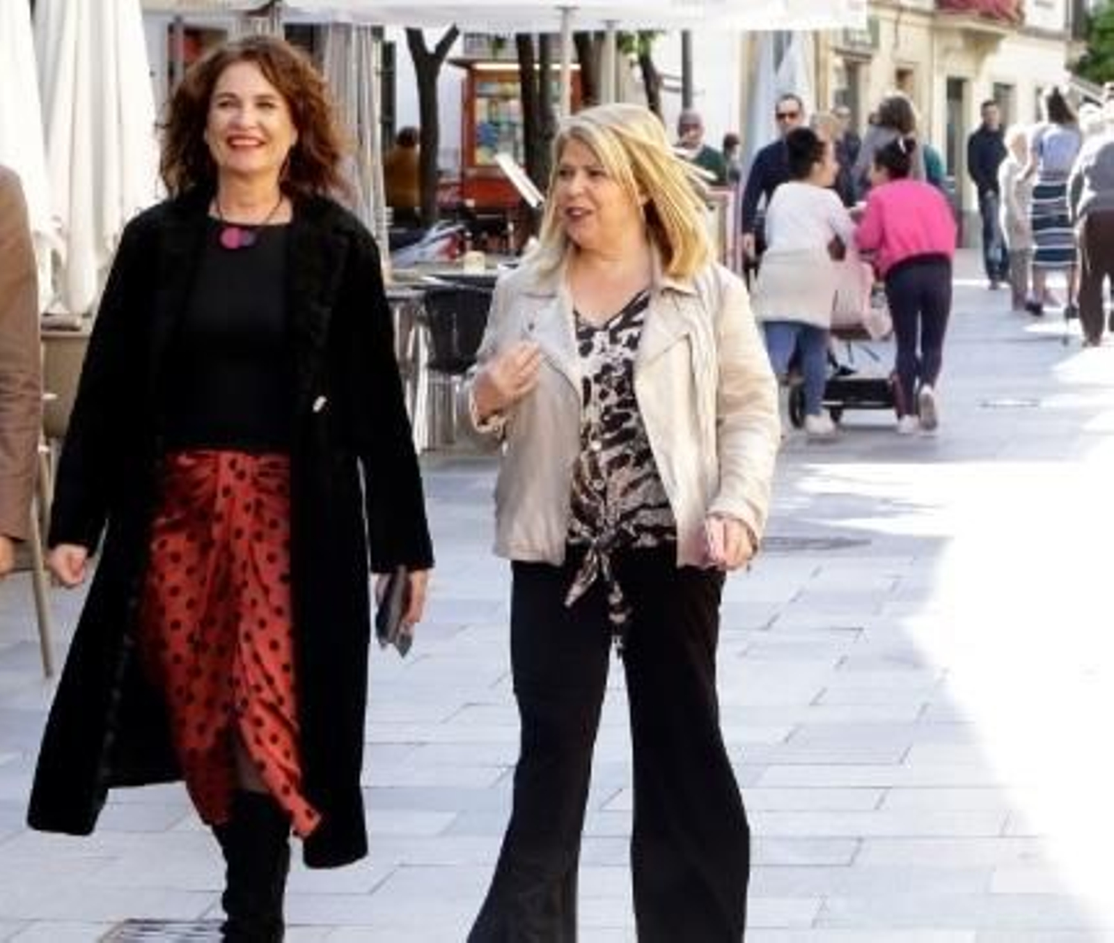 La ministra María Jesús Montero y Mamen Sánchez, hace un año junto al Ayuntamiento.