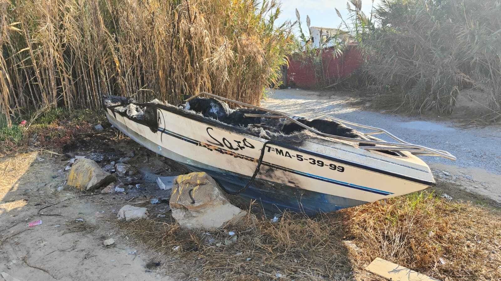 Escombros quemados en un solar de la calle Cabo Lastre, en Algeciras.